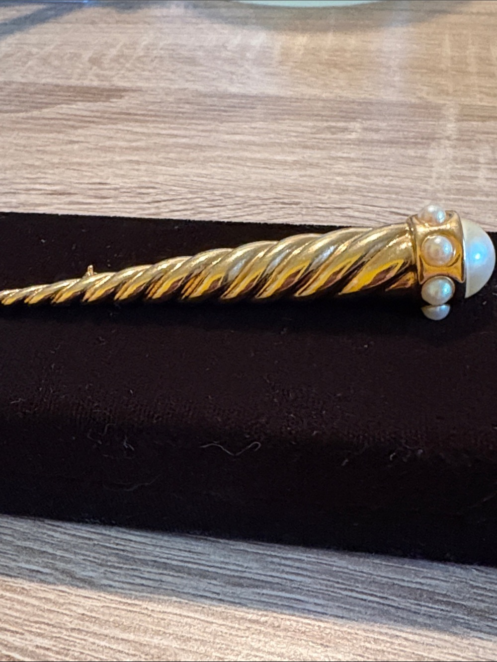Vintage Richelieu Shiny twist brooch gold tone